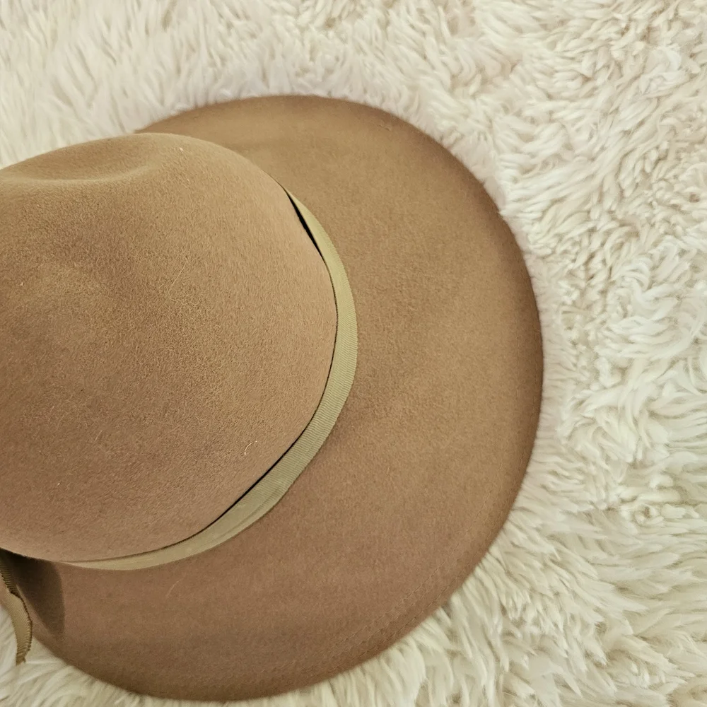 Vintage Elegant Tan Women's Hat with Bow Accent